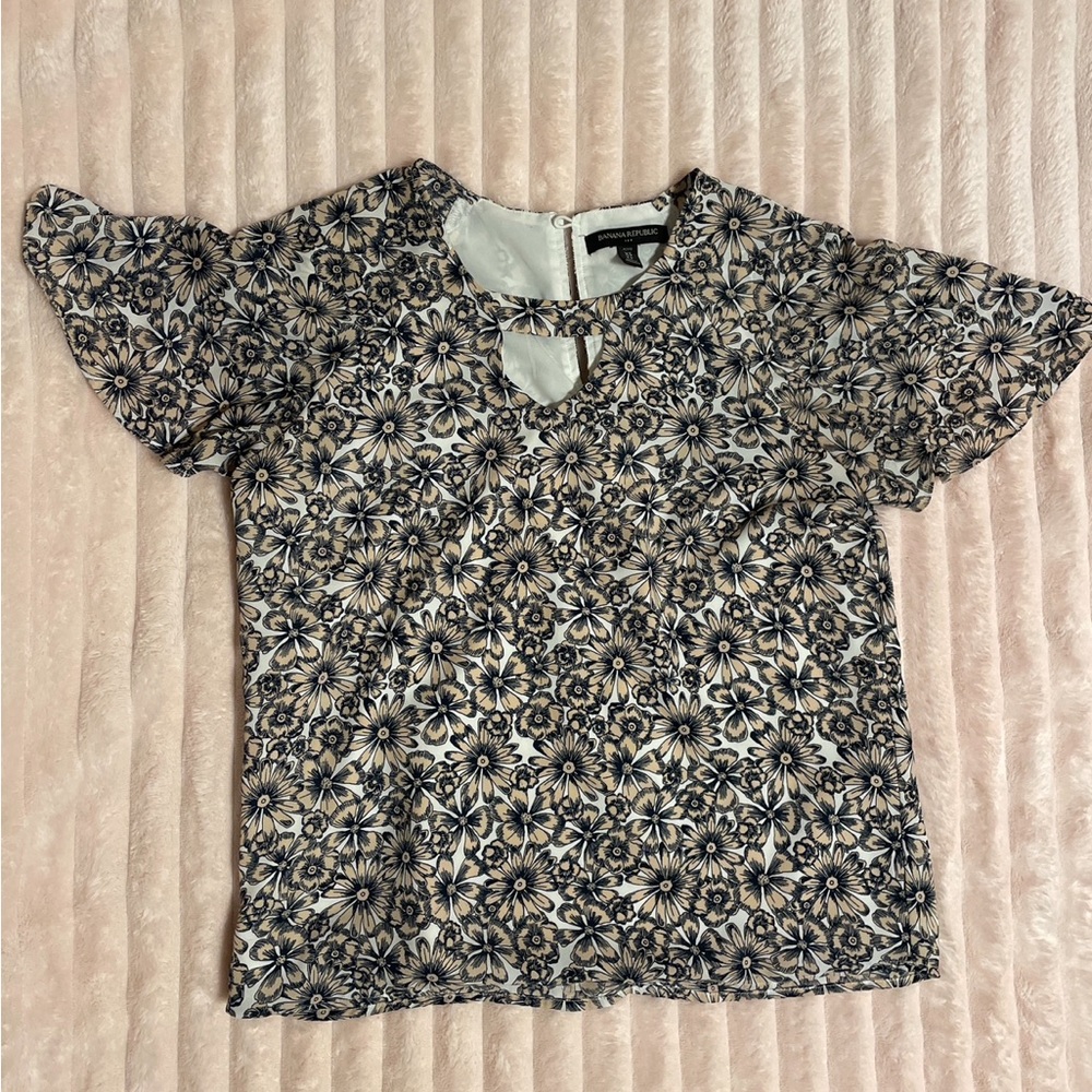 BANANA REPUBLIC Floral Blouse with Keyhole Neckline and Fluttered Sleeves
